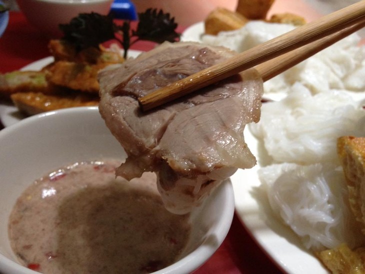 Рисовая лапша с жаренным тофу во креветочной пасте – специфическое ханойское уличное блюдо - ảnh 5
